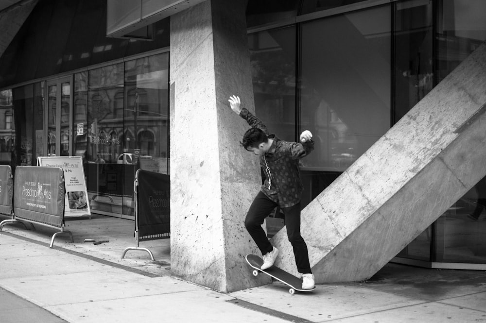 Skater en movimiento junto a arquitectura urbana