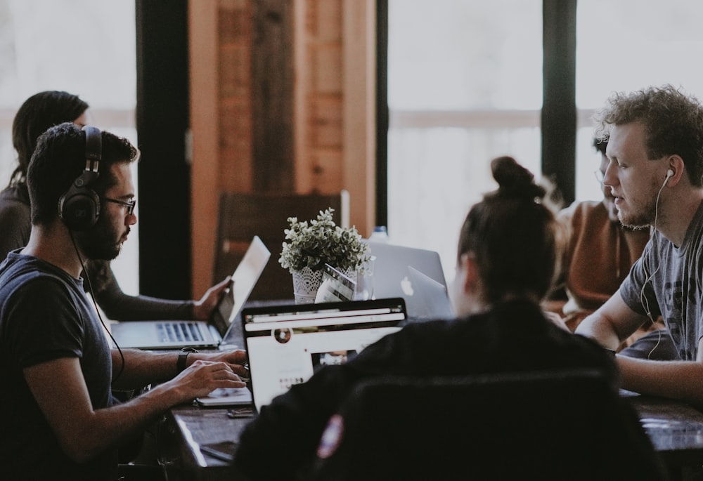 Personas colaborando en un espacio de trabajo creativo